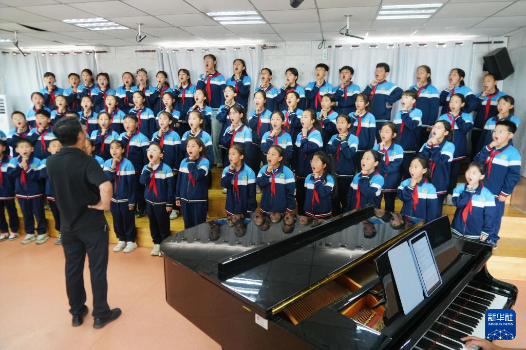 5月29日，在河北省保定市阜平县，马兰花儿童声合唱团在音乐教室进行演唱训练。