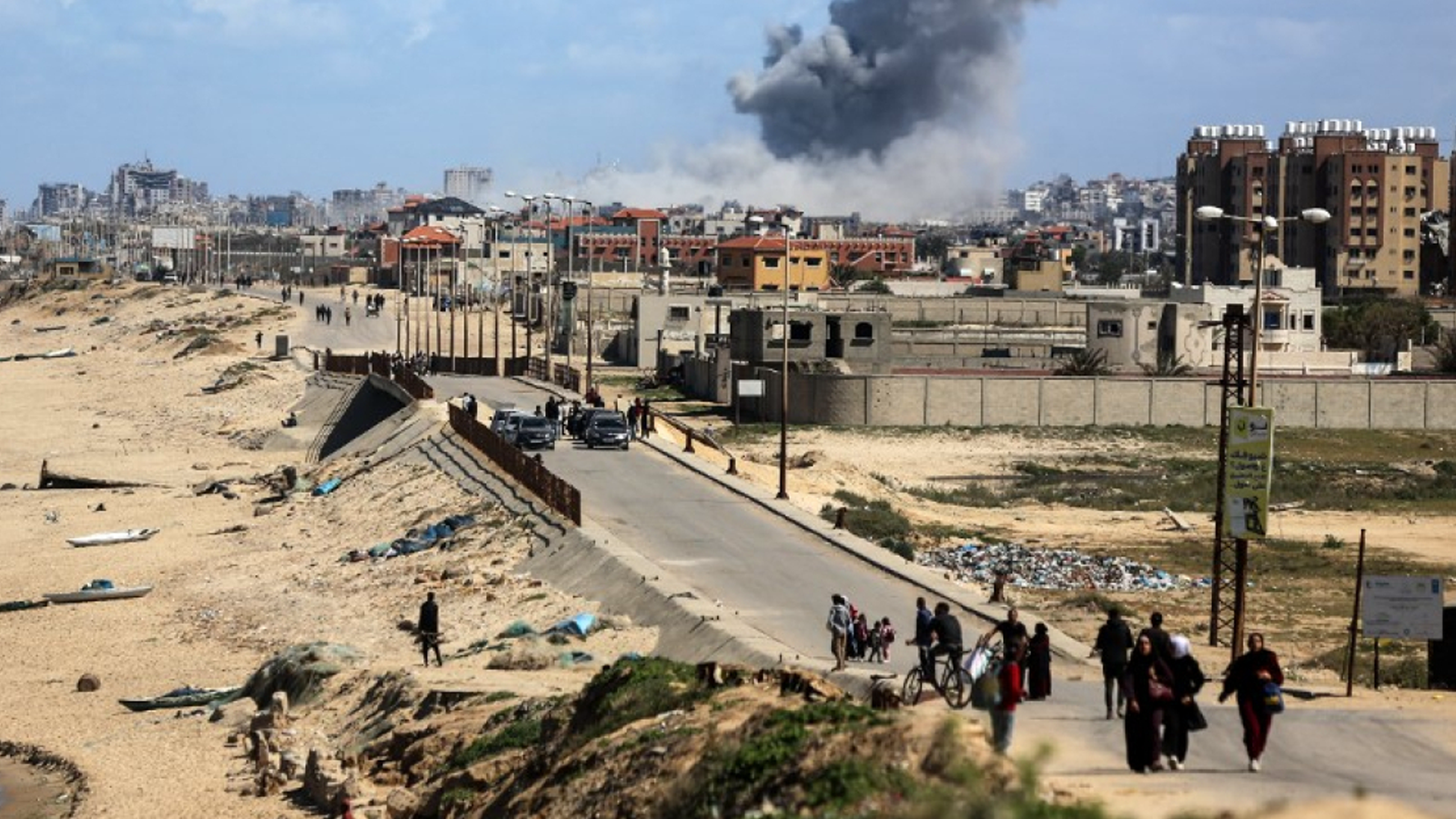 哈马斯称以军袭加沙物资分发点 30余死