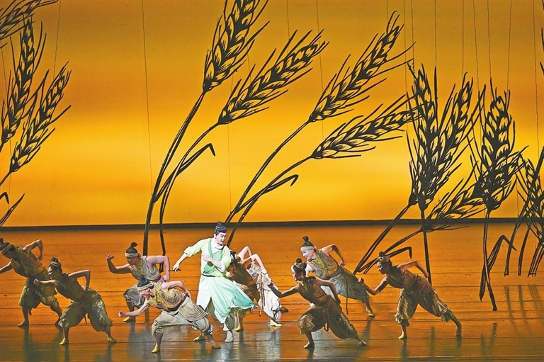 身着粗布麻衣的舞者弓着身子、舞动双臂,整齐的舞步和响亮的号子再现了古代劳动人民在大地上劳作的场景。