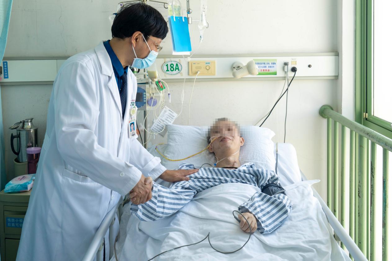 图为:术后,崔连旭主任亲切鼓励周吉祥积极康复。