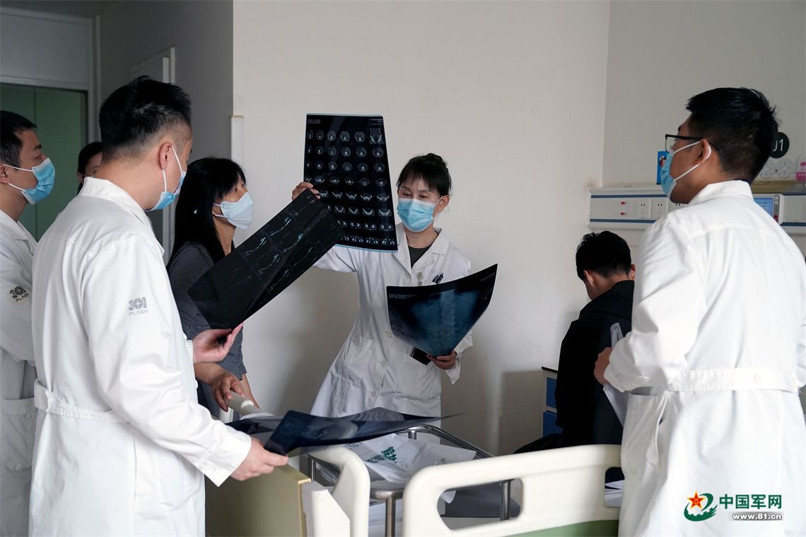 儿科医学部主任周辉霞带领团队查房,为军娃健康保驾护航。中国军网记者孙悦 摄