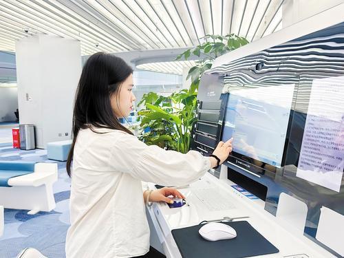 6月3日10时，石家庄市政务服务中心一楼大厅，来自元氏县的周柯璇正按照政务数字人“小石”的提示上传相关材料。本报记者 解楚楚摄