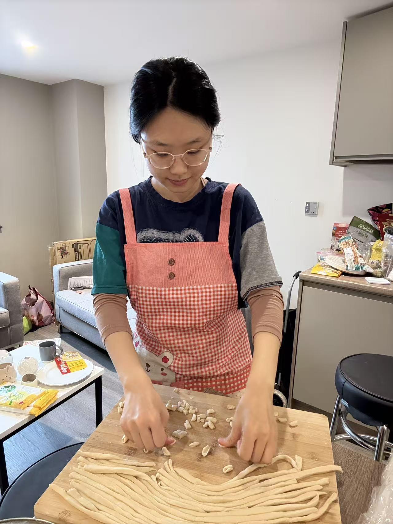 孙雪妍在考文垂的公寓中搓麻食