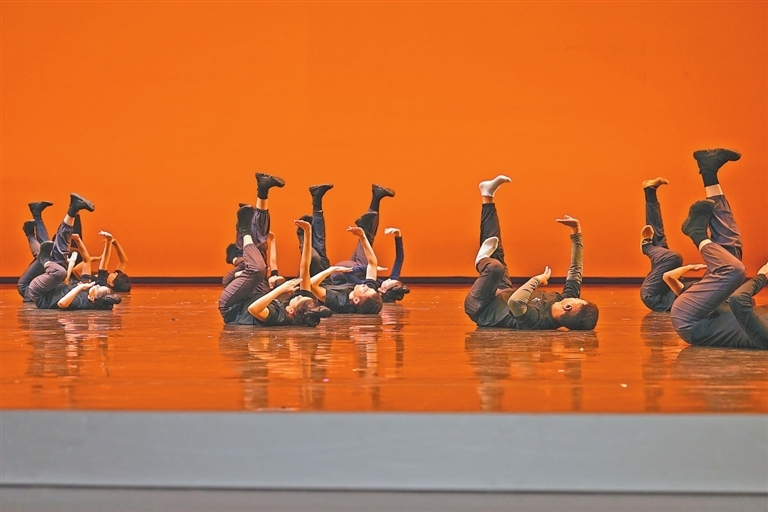 为了达到更好的演出效果,上台前2小时,演员们还在认真彩排。