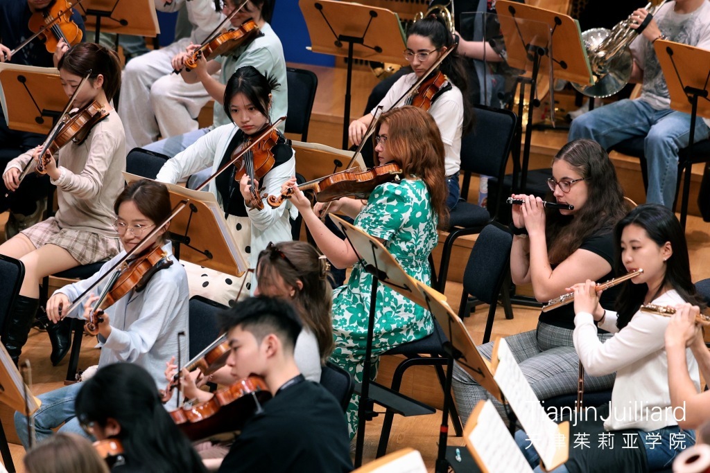 阿德里安娜&middot;贝克（绿裙姑娘）在排练现场