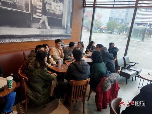 早期在咖啡馆举办的英语角活动。