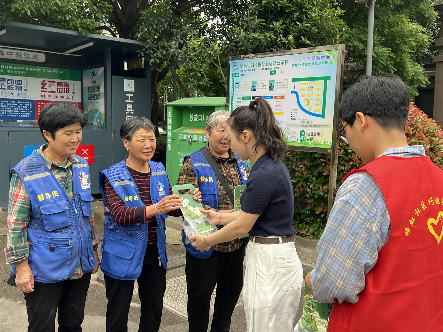 粽香传情暖社区 垃圾分类共参与——瞻虹社区"粽香满溢，福满仲夏"端午主题活动