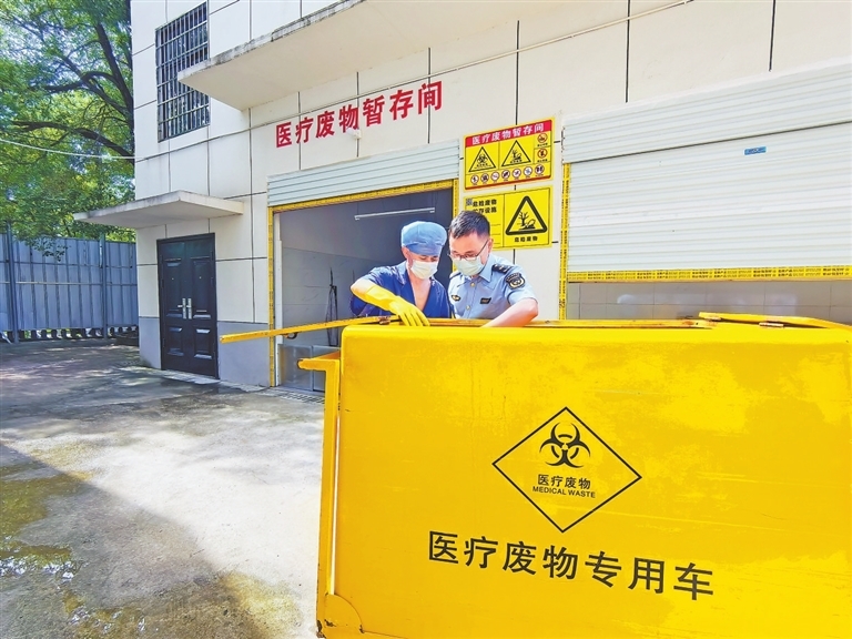 执法人员在巡查医疗废物转运情况。江西日报全媒体记者 付 强摄