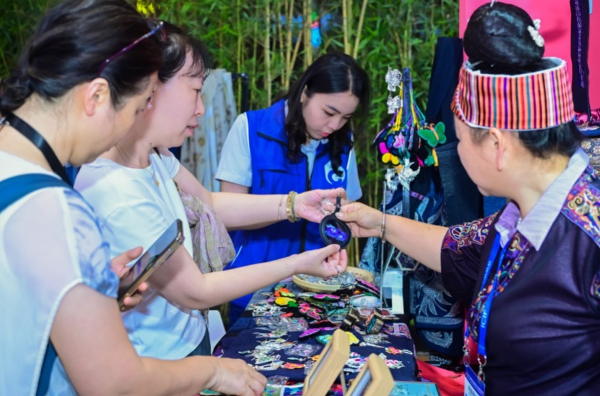 交通银行深圳分行志愿者以青春之力服务第二届“美丽工坊”残疾女性文创作品展