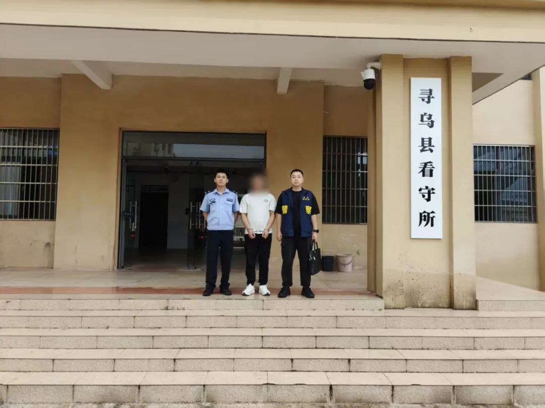 ▲近日,寻乌县公安局水源派出所民警抓获涉“两卡”犯罪嫌疑人黄某君。