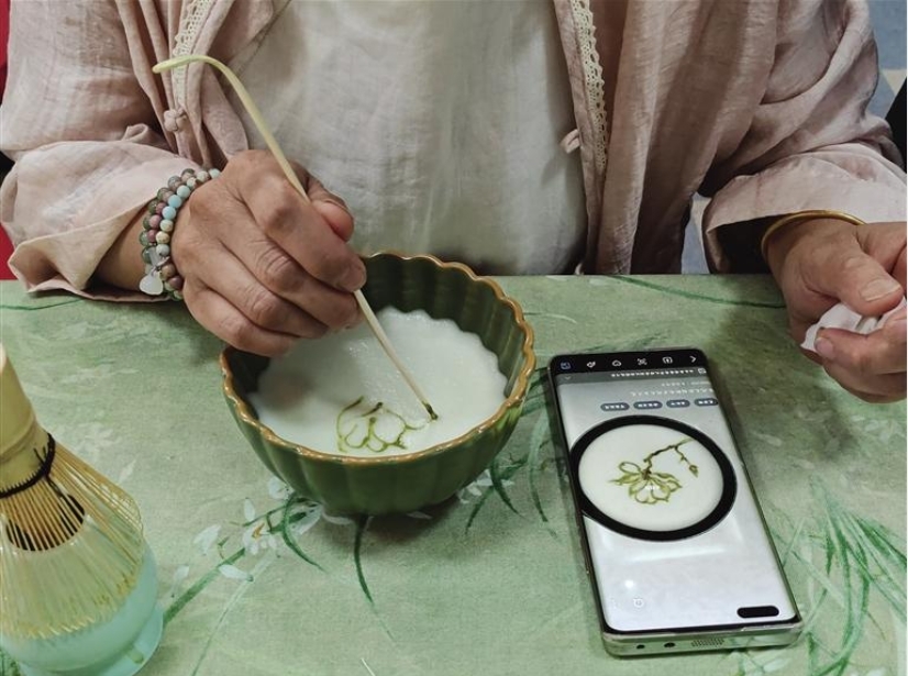 探秘壁画做中药香囊　中外友人敦煌沉浸式过端午