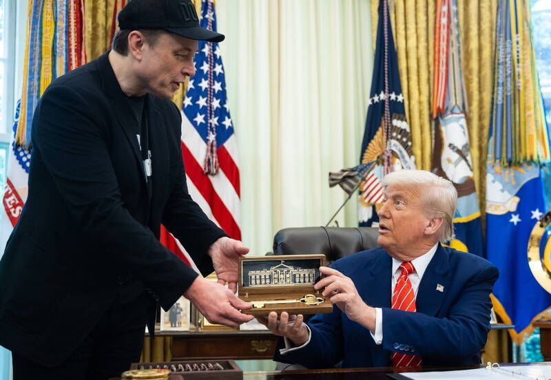 马斯克与特朗普闹掰 特斯拉暴跌14%市值蒸发1万亿