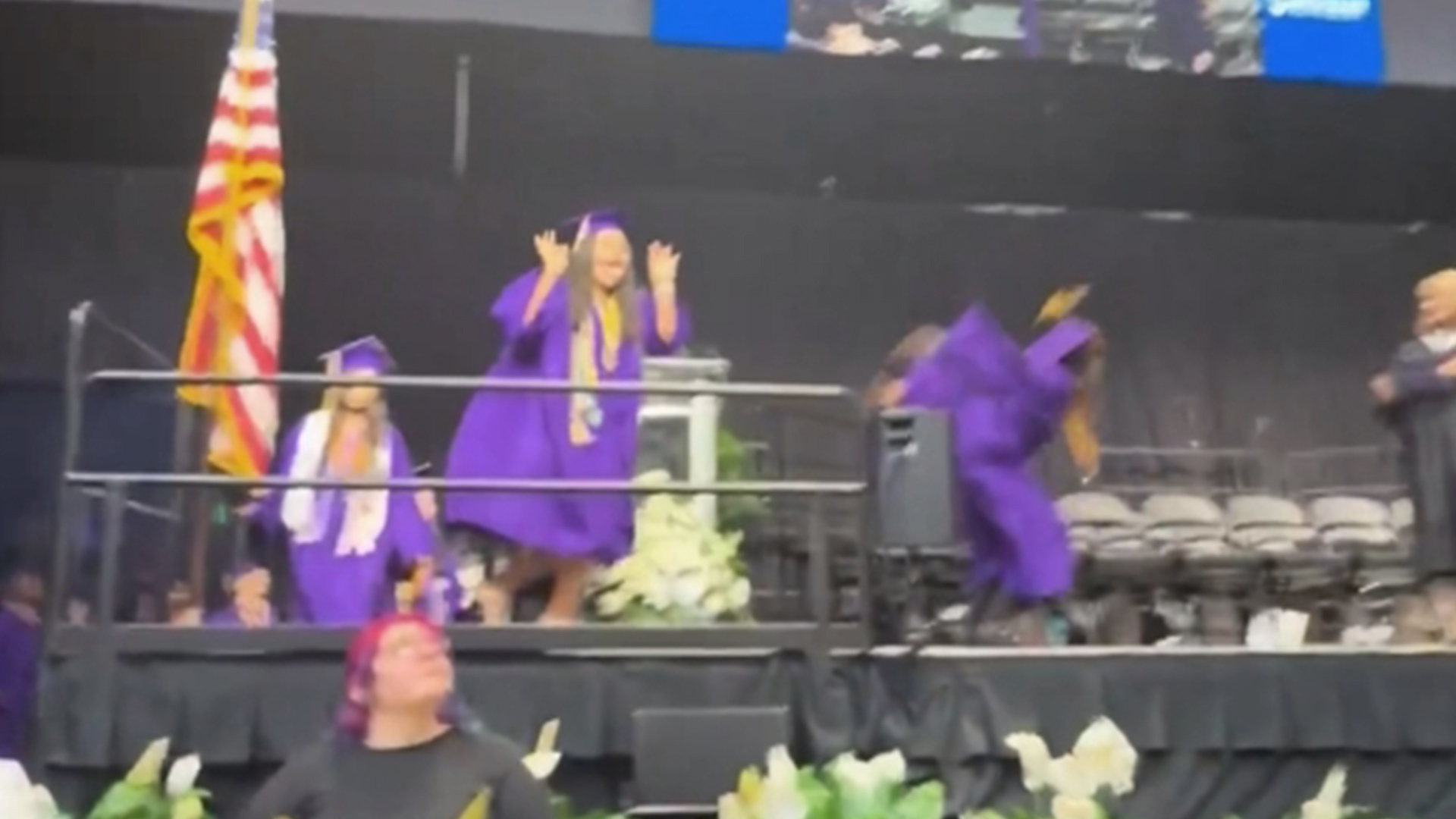 现眼包闯祸！美国男高中生毕业礼上后空翻，结果一脚踢中身后女生