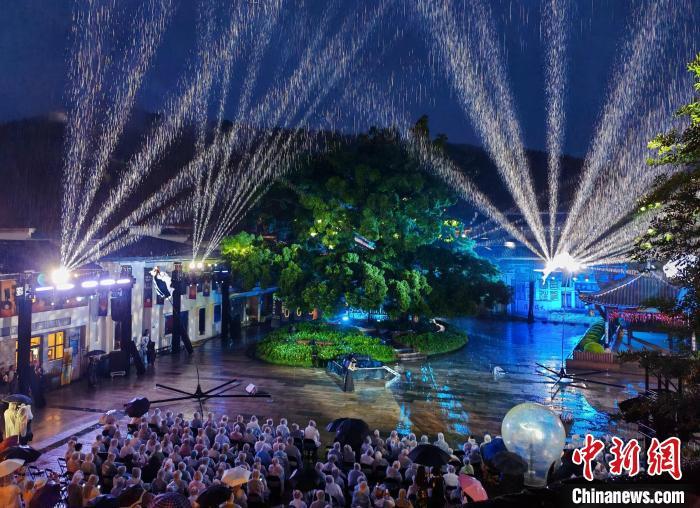 5月23日晚，由知名剧作家、导演赖声川主要发起的会昌戏剧季003在其家乡江西会昌开幕。会昌戏剧小镇供图