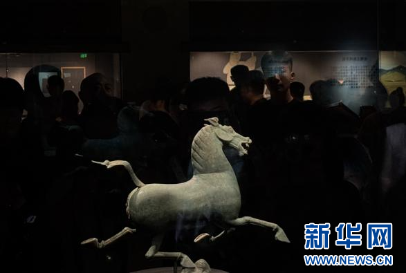 6月6日，在甘肃省博物馆内的丝绸之路文明展厅，观众在参观铜奔马。新华网发（刘欣瑜　摄）