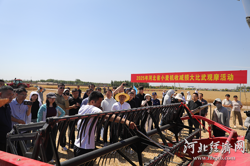 邯郸市大名县农机专家现场为农机手做技术培训。河北经济日报记者 李佳琦 摄