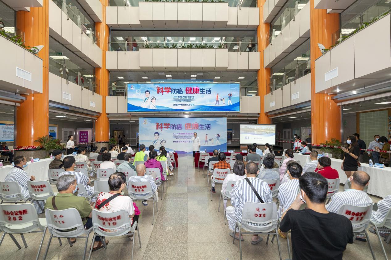 图为:市一医院开展肿瘤多学科大型义诊会。