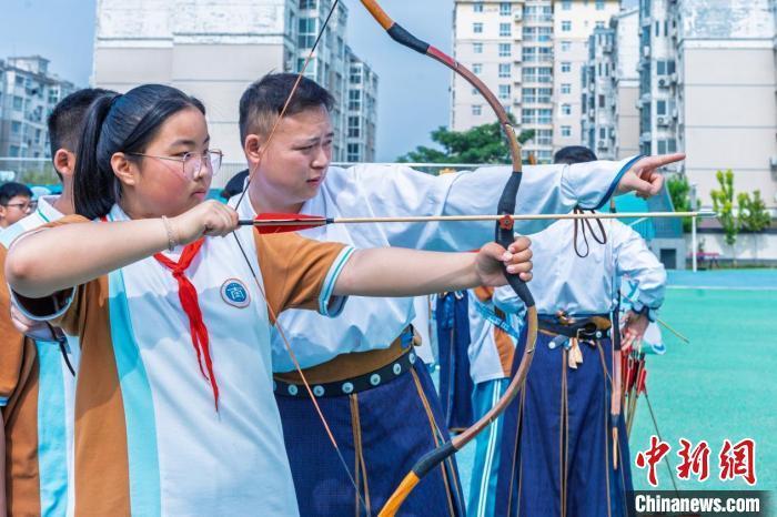 学生参加孔子博物馆与曲阜市奎文学校联合举办的“六艺”文化体验活动。孔子博物馆供图