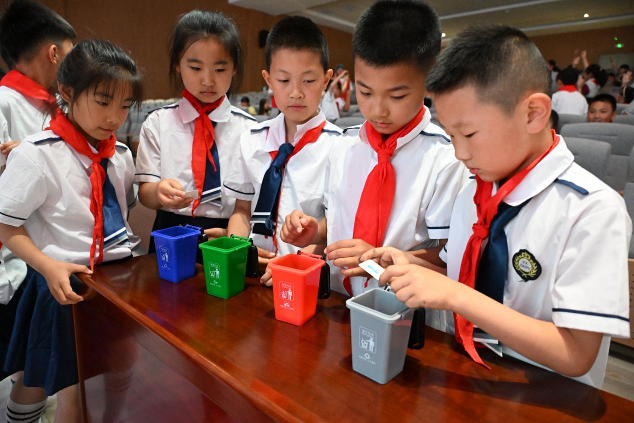 6月3日，山东省青岛市即墨区德馨小学东部分校的学生在做垃圾分类小游戏。