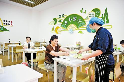 5月25日，桃城区中华大街老年餐厅，工作人员为一位老人端上饺子。