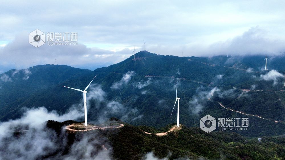 2025年6月3日，在江西省遂川县禾源镇，云雾如轻纱般在山峦间缠绕，高大的风车在这缥缈之境中若隐若现宛如仙境。