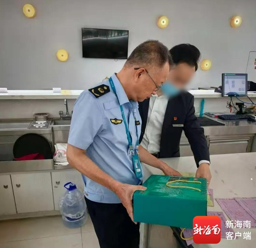 执法人员对在售的粽子产品进行检查。记者 蒙健 摄