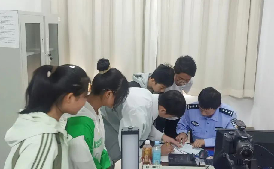 优先办、加急取 兰州公安开通中高考生办证(41207402)-20250603192401.jpg