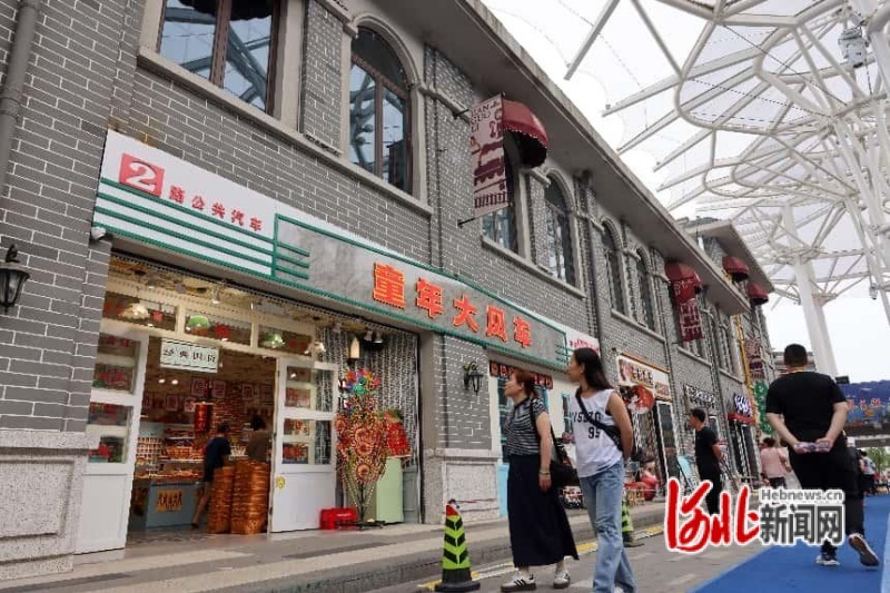 图为游客在建国里商业街游玩。
