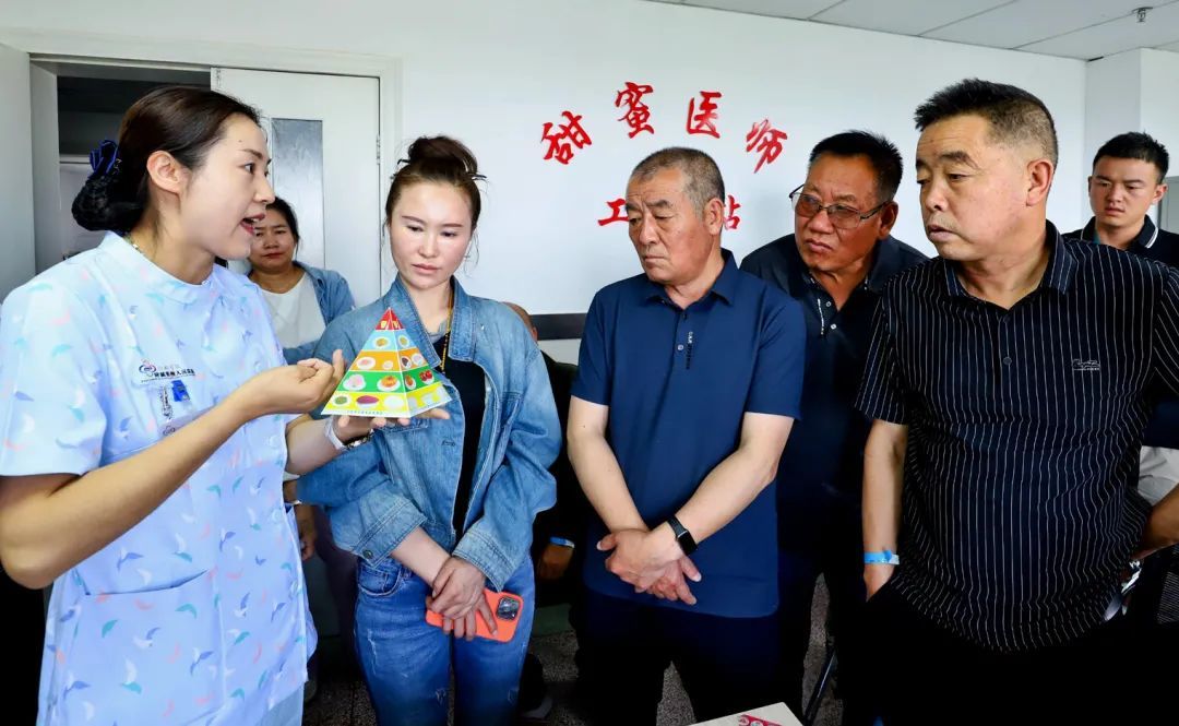 6月4日，河西学院附属张掖市人民医院的“甜蜜医师工作站”内，医护人员正在向市民们介绍健康的营养搭配方法。