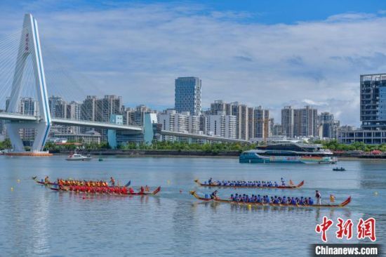 5月31日，正值端午佳节，2025“海口杯”端午国际龙舟邀请赛在海口市海甸溪鸣锣开赛。图为参赛龙舟队在比赛中。中新网记者 骆云飞 摄