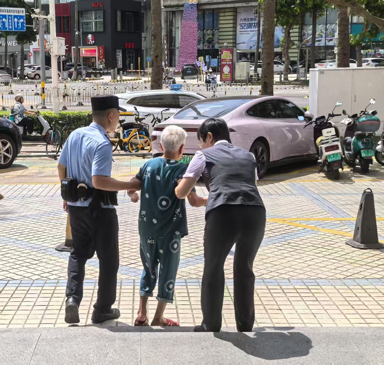 八旬阿婆迷路求助 这家农行网点的暖心操作太圈粉——农行海口龙华支行营业部以适老化服务彰显金融担当