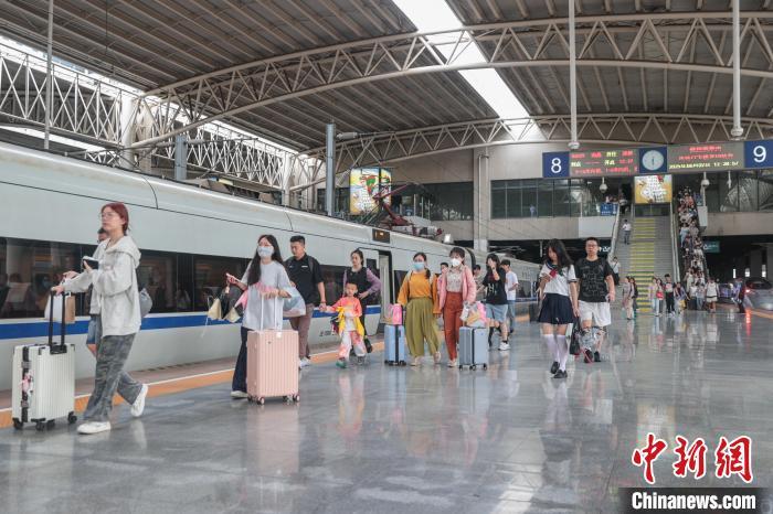 图为6月2日，江西南昌站，旅客从站台上走过。刘力鑫 摄