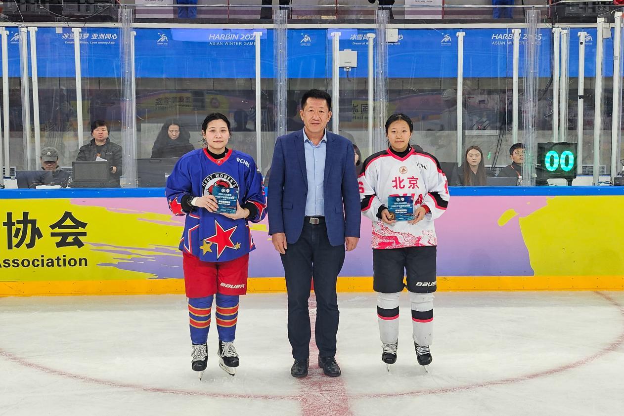 哈尔滨体育学院党委书记兰景力为本场最佳运动员颁奖