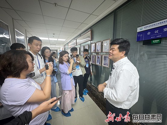 (中国农业科学院兰州兽医研究所所长、党委副书记郑海学接受媒体记者采访)
