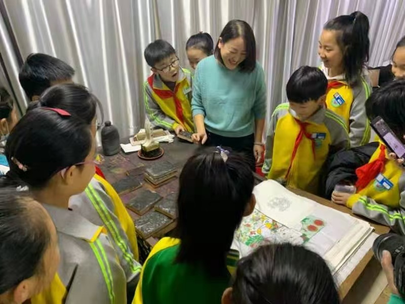 青岛乡里乡亲│乡村手艺“技良人”-- 孙爱芹：刻刀流转间，守护木版年画的百年匠心