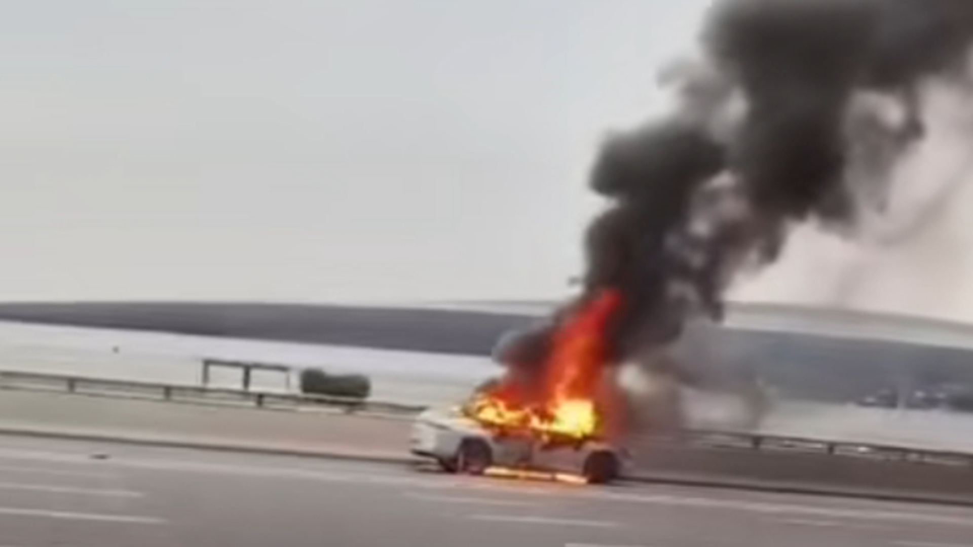 成都天府机场一网约车突然起火，现场浓烟滚滚