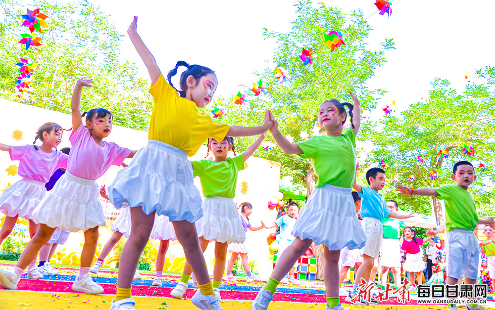 5月30日，在“六一”儿童节来临之际，敦煌市第二幼儿园开展了丰富多彩的庆“六一”主题活动，全体幼儿、老师及家长们欢聚一堂，共同庆祝这个属于孩子们的节日。新甘肃&middot;每日甘肃网通讯员　王斌银　周玉玲　摄影报道