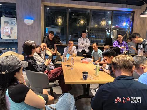 英语爱好者加入英语角的活动。