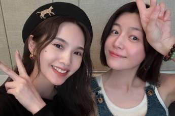 陈妍希杨丞琳同框比耶庆生，笑容灿烂尽显闺蜜情封面图