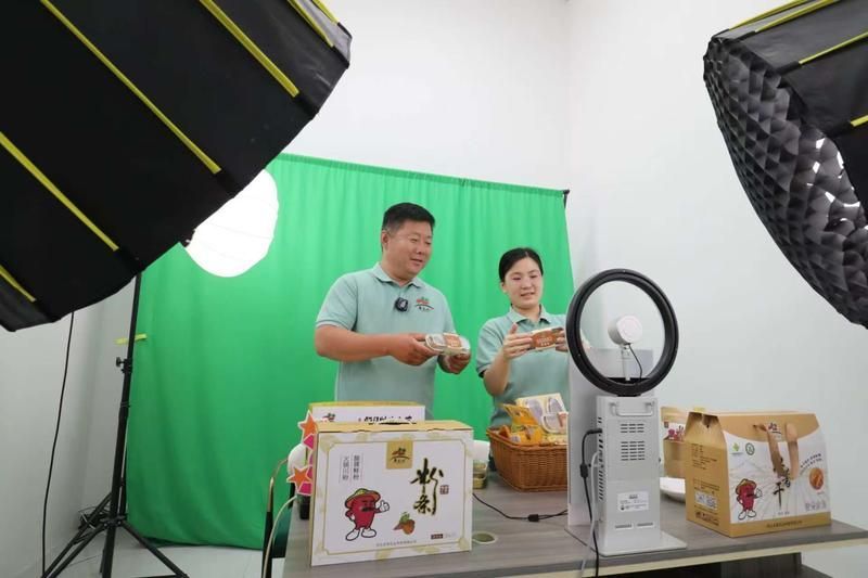 图为邱县“冰烤红薯”的直播销售场景。新华社发