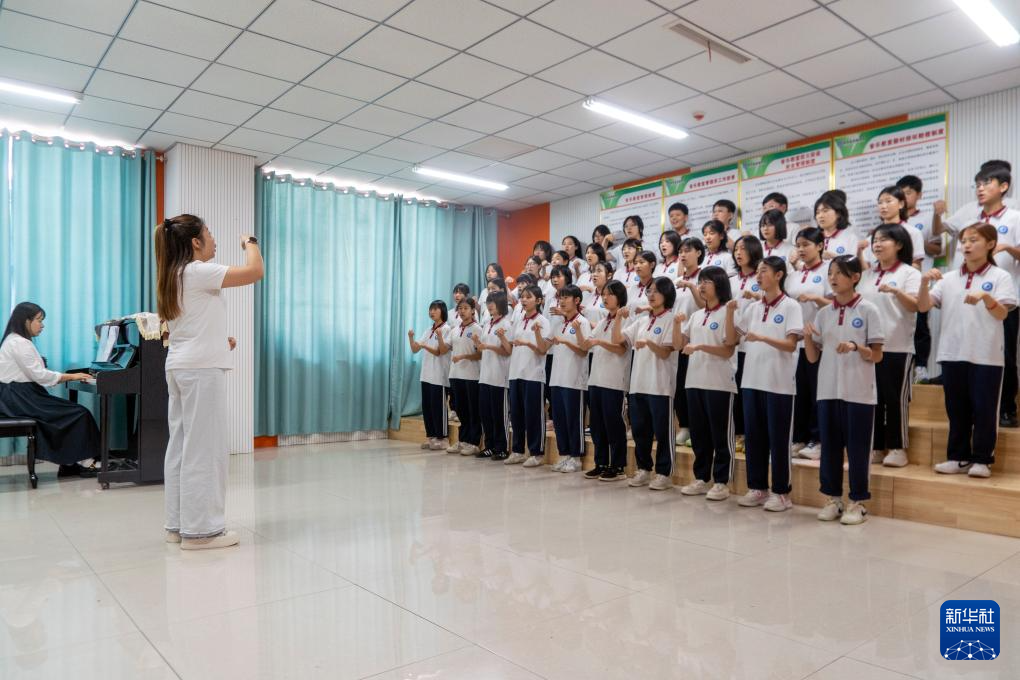 5月29日，在河北省保定市阜平县，阜平镇北城中学音乐教师通过柯尔文手势向马兰花儿少年合唱团进行音乐教学。