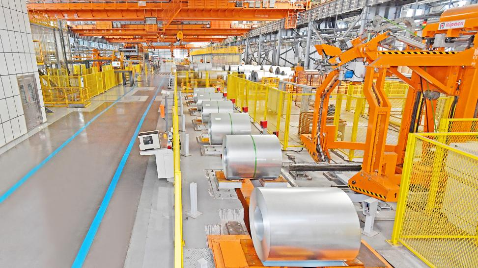 图为河钢集团唐钢公司生产车间。