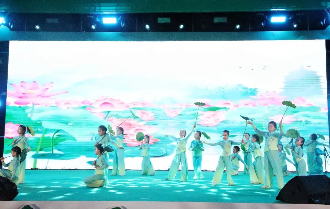 舞蹈《荷叶翩翩》