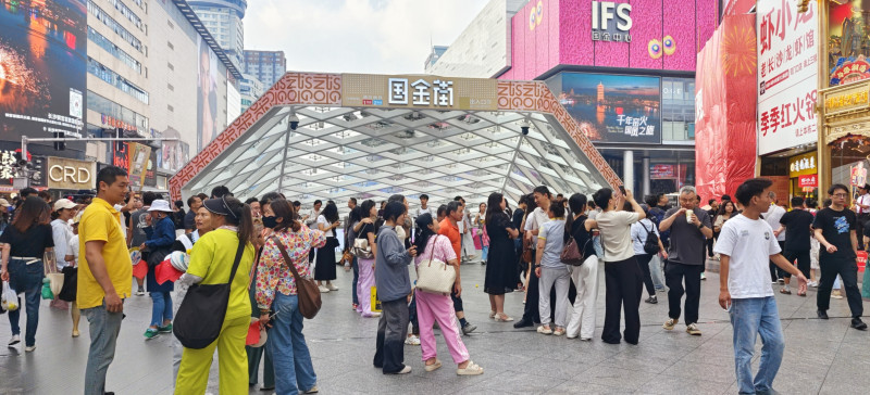 国金街是长沙步行街最热闹的街之一,商户众多,人流量多,特别繁华。