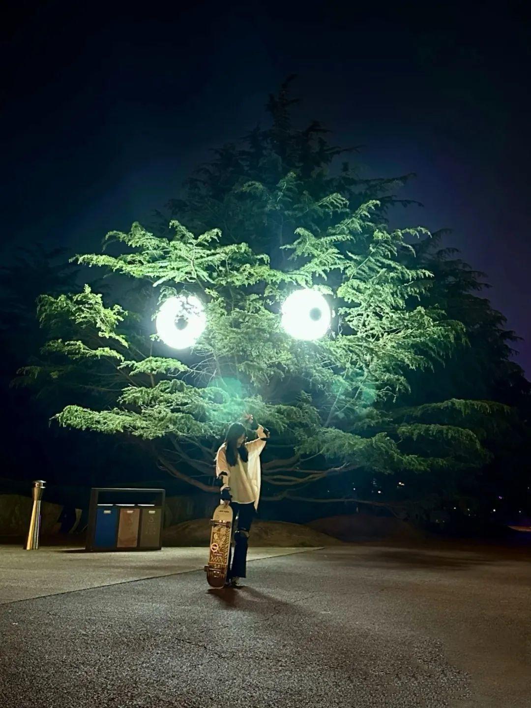 ◎是谁在拿着滑板和我合影呀