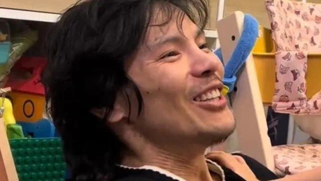 向佐端午节晒女儿，胡子拉碴像流浪汉，撞脸广西偷电瓶网红封面图