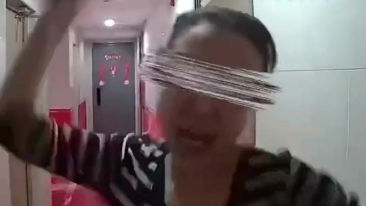 遭邻居多次持刀砍门当事人发声：说我们是脑控组织，入侵她大脑