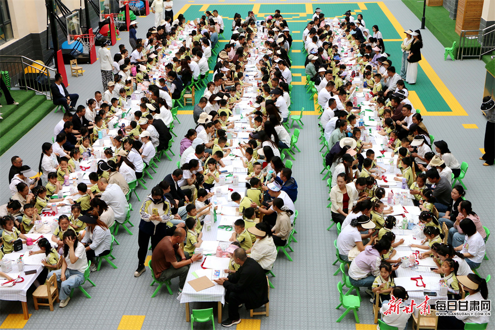 5月29日，礼县城关第一幼儿园成了欢乐的海洋。为庆祝“六一”国际儿童节，一场以“童心飞扬 快乐六一”为主题的亲子系列活动在这里精彩上演。新甘肃&middot;每日甘肃网通讯员　薛小平　摄影报道