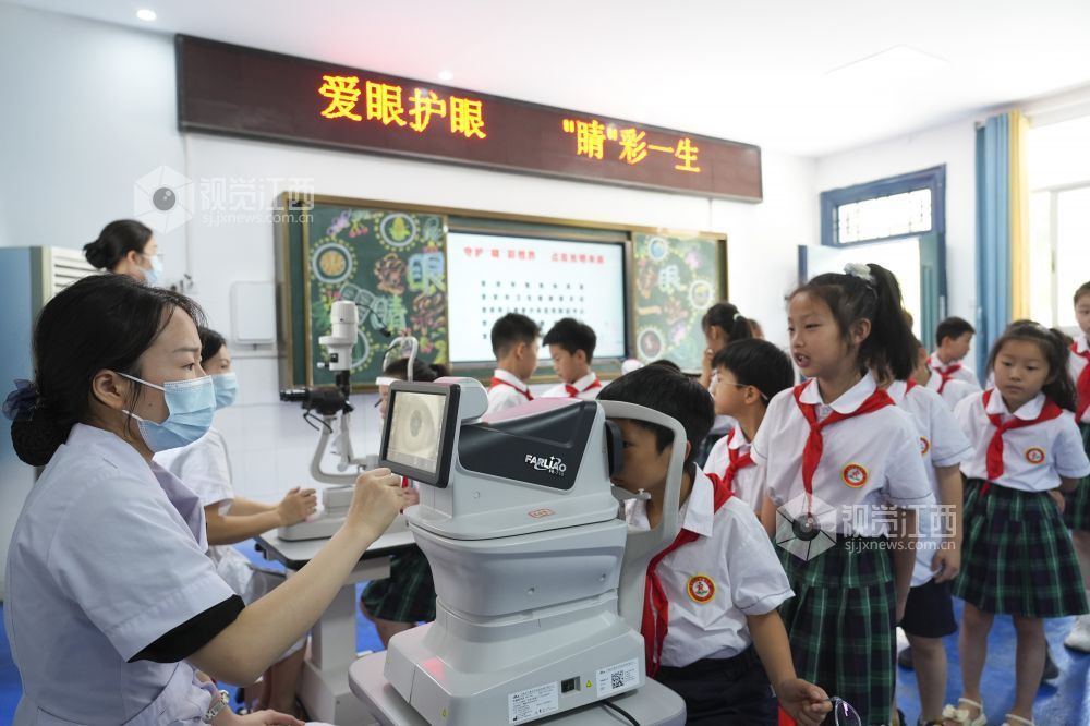 2025年6月5日,在江西省吉安市吉州区田侯路小学,眼科医生为学生检查视力。