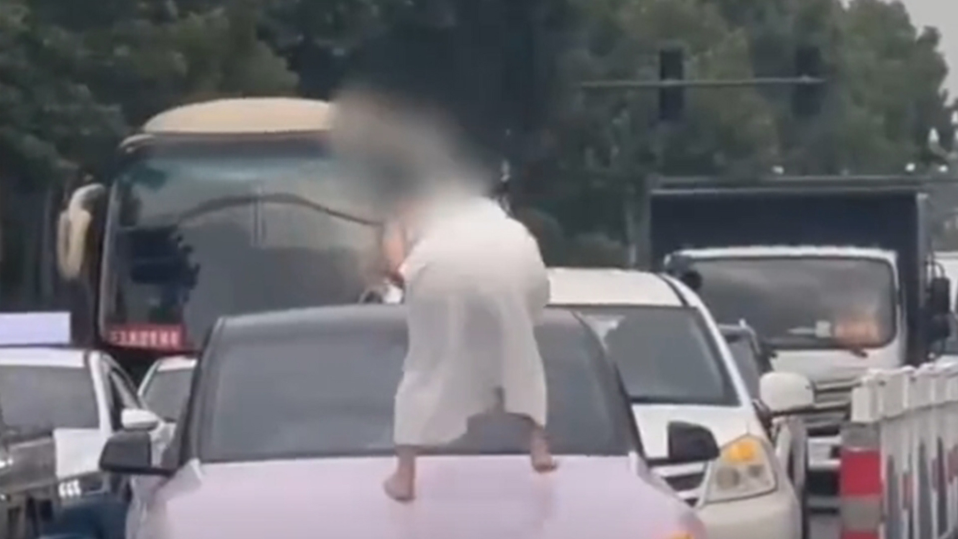 官方回应河南一女子持械打砸多车：涉事者已被现场控制